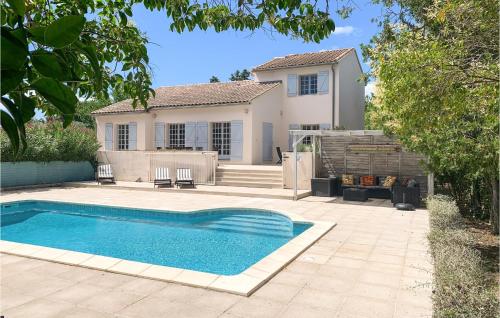 Awesome home in Thzan-ls-Bziers with 5 Bedrooms, WiFi and Outdoor swimming pool : Maisons de vacances proche de Cazouls-lès-Béziers