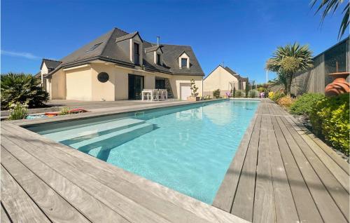 Awesome Home In Montfort-sur-meu With Wifi, Heated Swimming Pool And 5 Bedrooms : Maisons de vacances proche de Boisgervilly