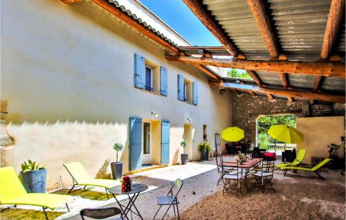 Stunning home in Merindol with 3 Bedrooms, WiFi and Outdoor swimming pool : Maisons de vacances proche de Puget
