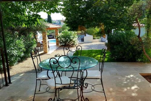 Une villa en Provence, piscine et jardin ombragé : Villas proche de Berre-l'Étang