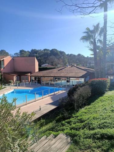 Magnifique studio avec piscine : Appartements proche de Pégomas