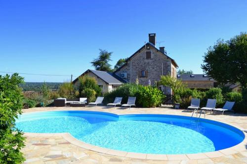 Beautifully renovated Farmhouse with private pool : Maisons de vacances proche de La Chapelle-Bâton