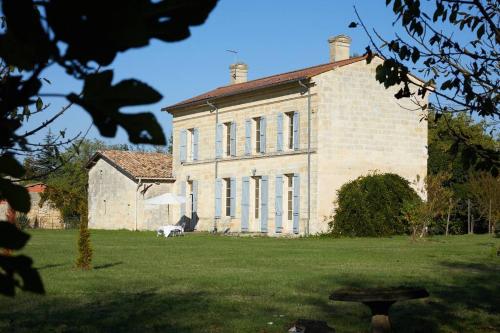 Chateau with vineyard - 5 min from Saint Emilion : Villas proche de Naujan-et-Postiac