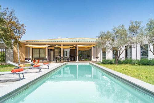 Villa Art Deco : Stylish villa with extra long pool in Sommières : Villas proche de Montpezat