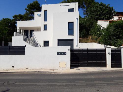 Maison de 2 chambres avec jardin clos et wifi a Marseille : Maisons de vacances proche de Plan-de-Cuques