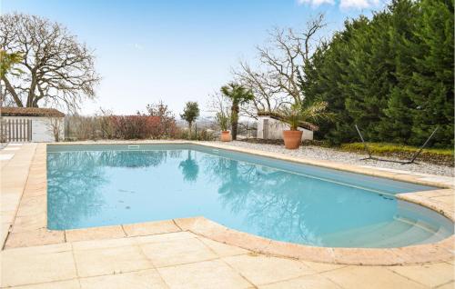 Nice home in Castel-Sarrazin with Outdoor swimming pool, WiFi and 2 Bedrooms : Maisons de vacances proche de Saint-Aubin
