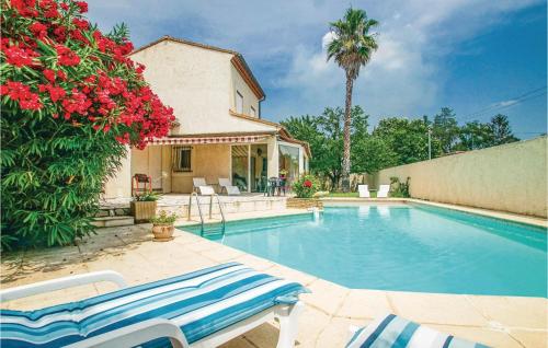 Amazing Home In Milhaud With 4 Bedrooms, Wifi And Swimming Pool : Maisons de vacances proche de Milhaud