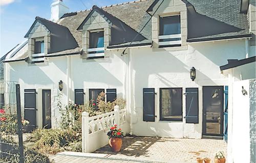 Stunning home in Cadouarn with 2 Bedrooms, WiFi and Outdoor swimming pool : Maisons de vacances proche de Saint-Armel