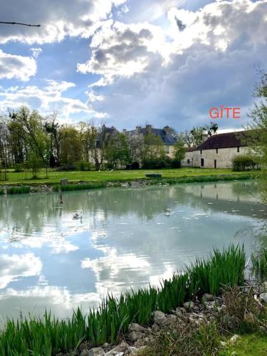 La dépendance du château, au bord de l'étang : Maisons de vacances proche de Poussy-la-Campagne