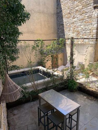Maison atypique avec jardin et piscine : Maisons de vacances proche de La Roque-sur-Cèze