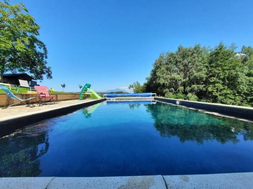 Meublé de vacances avec piscine chauffée : Appartements proche d'Aviernoz