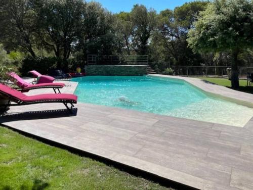Superbe villa avec piscine à débordement : Villas proche d'Uchaux