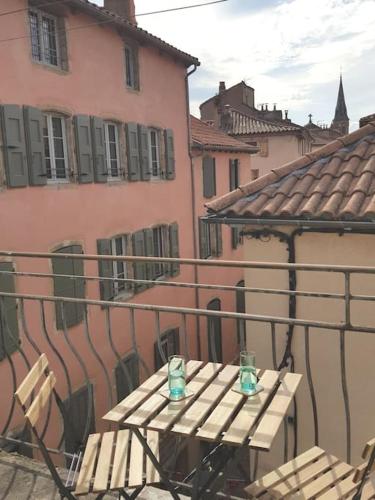 Studio plein centre avec balcon : Appartements proche de La Bastide-Pradines