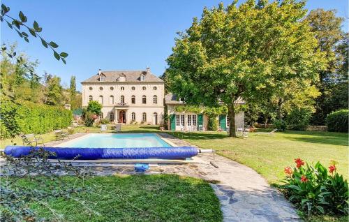 Nice home in Espalion with Outdoor swimming pool, WiFi and 10 Bedrooms : Maisons de vacances proche de Sébrazac