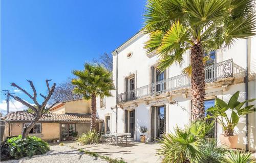 Nice home in Valros with WiFi and 3 Bedrooms : Maisons de vacances proche de Servian