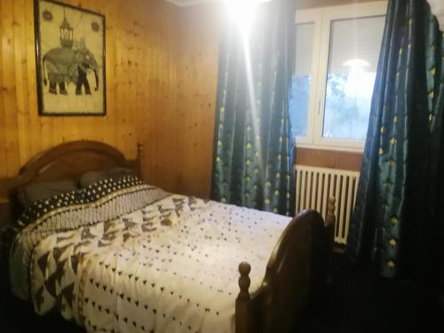 Chambre lit double Ker avalou : Maisons de vacances proche de Saint-Hernin