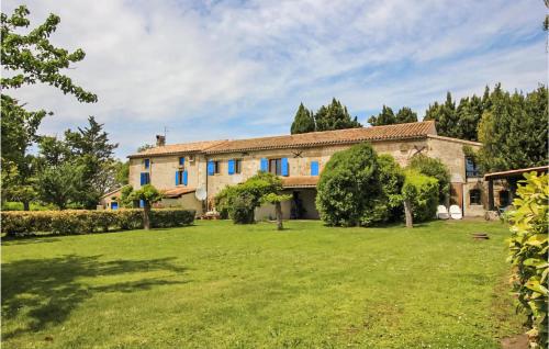 Stunning home in Fanjeaux with Outdoor swimming pool, WiFi and 2 Bedrooms : Maisons de vacances proche de Villesiscle