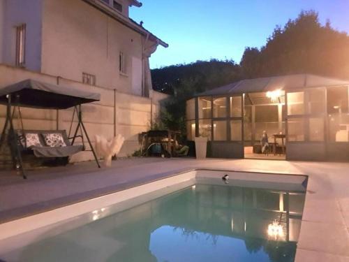 Maison 5 chambres avec piscine Conflans : Villas proche d'Achères