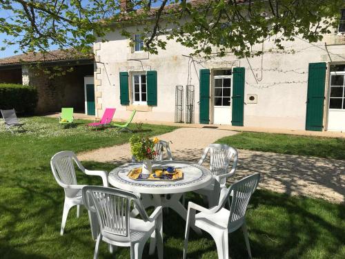 Les petites chaumes : Maisons de vacances proche de Mairé-Levescault