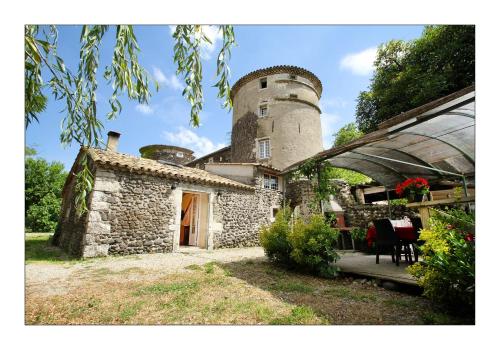 Maison de 2 chambres avec terrasse amenagee et wifi a Chomerac : Maisons de vacances proche de Saint-Martin-sur-Lavezon
