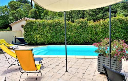 Amazing Home In Uzs With Outdoor Swimming Pool, Wifi And 2 Bedrooms : Maisons de vacances proche de Saint-Quentin-la-Poterie