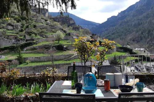 Ste ENIMIE GITE terrasse privative vue imprenable : Maisons de vacances proche de Les Bondons
