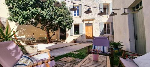 Charmante Bastide de village avec jardin : Maisons de vacances proche de Saint-Pierre-de-Mézoargues