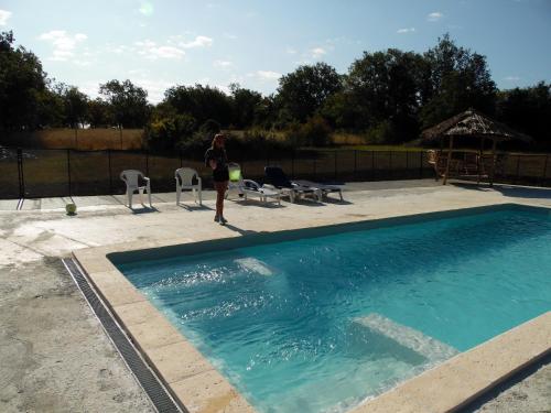 Bungalow de 2 chambres avec piscine partagee terrasse amenagee et wifi a Payrac : Maisons de vacances proche de Fajoles