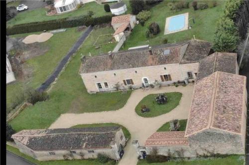 Spacious & Characterful 6 Bed Farmhouse with Pool : Maisons de vacances proche de Saint-Coutant