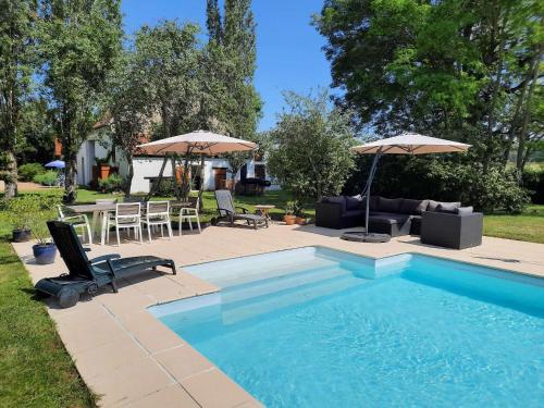 Authentic Holiday Home in Burgundy with Large Swimming Pool : Maisons de vacances proche de Saint-Parize-le-Châtel
