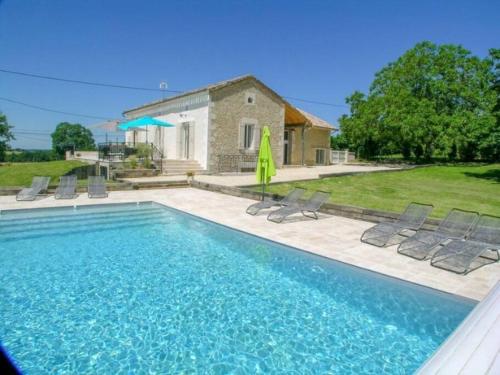 Spacious cottage with pool & magnificent view : Maisons de vacances proche de Lauzun