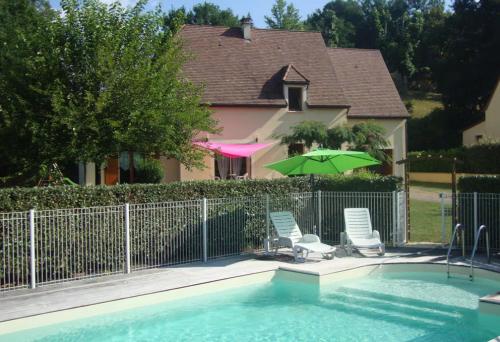 La Sarrazine - Gîte familial avec piscine : Maisons de vacances proche de Sainte-Mondane