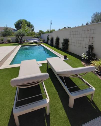 Proche d'Avignon, villa neuve, climatisée, piscine : Maisons de vacances proche de Sauveterre