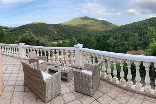 Belle maison campagnarde avec terrasses et véranda : Maisons de vacances proche de Roqueredonde