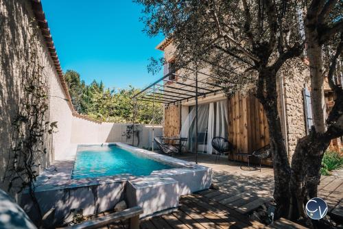 Maison de village avec piscine : Maisons de vacances proche d'Orsan
