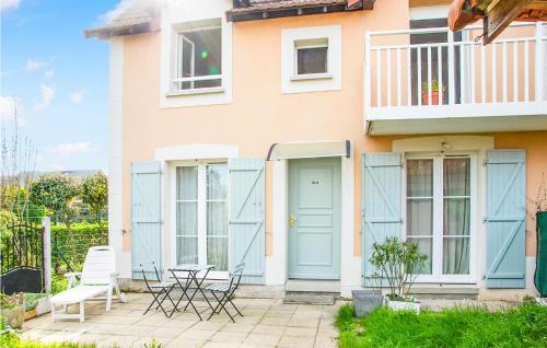 Nice home in Dives-sur-Mer with 2 Bedrooms, Outdoor swimming pool and Heated swimming pool : Maisons de vacances proche de Dives-sur-Mer