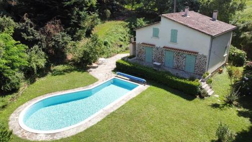 Magnifique Maison avec piscine dans un milieu verdoyant proche des commodités : Maisons de vacances proche de Sainte-Croix-de-Caderle