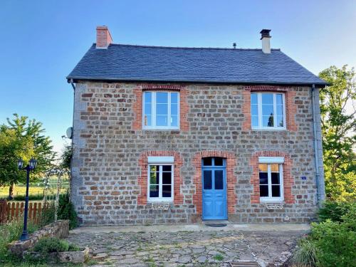 Charming stone rural farmhouse : Maisons de vacances proche de Lesbois