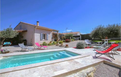 Stunning home in Villeneuve les Avignon with Outdoor swimming pool, WiFi and 4 Bedrooms : Maisons de vacances proche de Pujaut