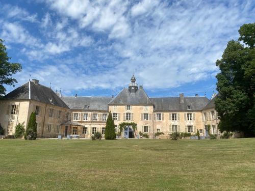 Château historique XVIIIe Parc 4ha Rivière : Villas proche de Chamarandes-Choignes