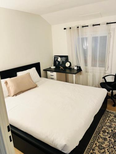 Private rooms in a Tiny home 4 min drive to Airport CDG ,1 private bathroom ideal for families and friends : Sejours chez l'habitant proche de Louvres