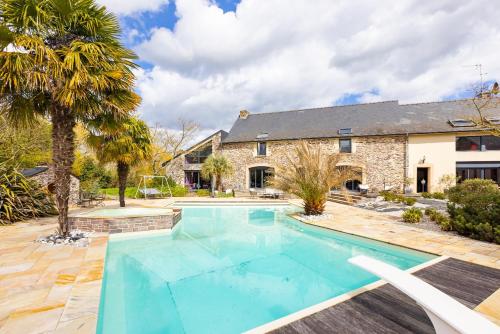 La Luardière - Maison avec piscine et jacuzzi : Maisons de vacances proche de Pont-Péan