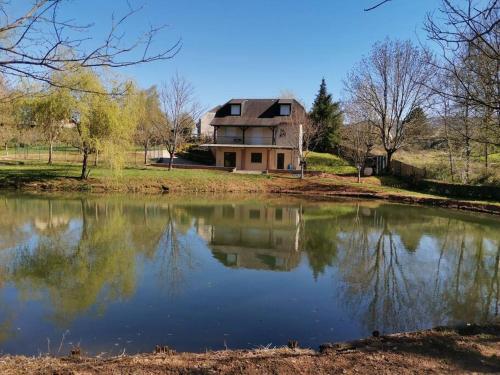 Maison de campagne avec lac privé : Maisons de vacances proche de Saint-Chély-d'Aubrac