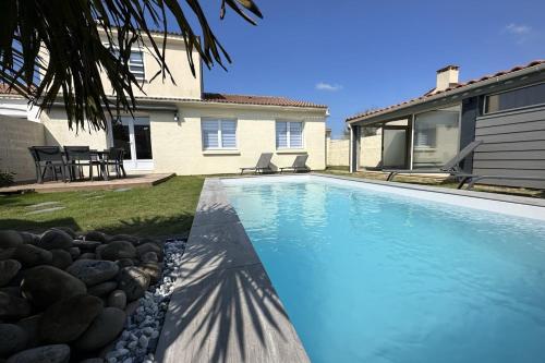 Superbe villa de vacances avec piscine chauffée et bain nordique - 8 pers : Maisons de vacances proche d'Olonne-sur-Mer