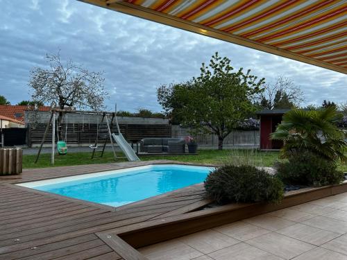 Maison familiale 4 chambres avec jardin et piscine : Maisons de vacances proche de La Chevrolière