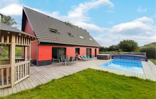 Awesome Home In Saint-denoeux With Sauna, Wifi And Outdoor Swimming Pool : Maisons de vacances proche de Quilen