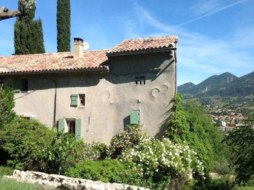 Charming studio in small farmhouse with a view : Appartements proche de Les Pilles