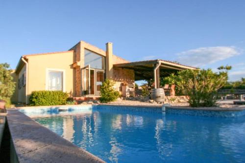 Hill-top haven with private pool and endless views : Villas proche de Lussan