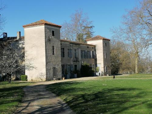 Gites du Château de La Rode pour 2 à 50 Personnes : Maisons de vacances proche de Palleville