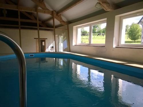 La Bellazière, heated covered swimming-pool : Maisons de vacances proche de Rouessé-Vassé